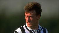 Didier Deschamps tercatat jadi pemain Juve 1994–1999. Pria yang sudah menjuarai Piala Dunia sebagai pemain dan pelatih ini pernah tampak memakai nomor 7 Juventus di periode singkat awal 1995/1996 (non-kompetitif), walaupun secara umum jauh lebih identik dengan nomor 14. (Foto: Shaun Botterill/Allsport)