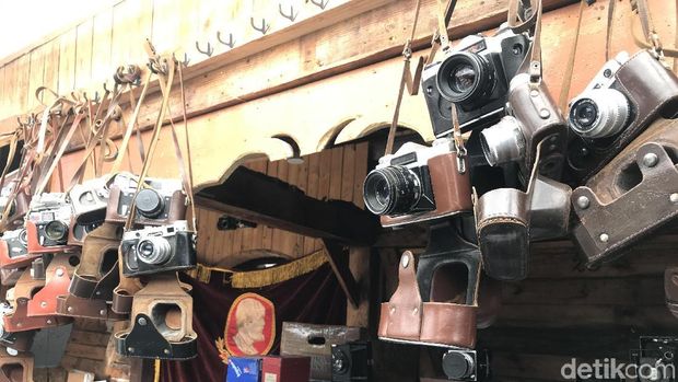 Pasar Izmailova tidak cuma menjual buah tangan untuk turis. Banyak benda lain dijual di sini 