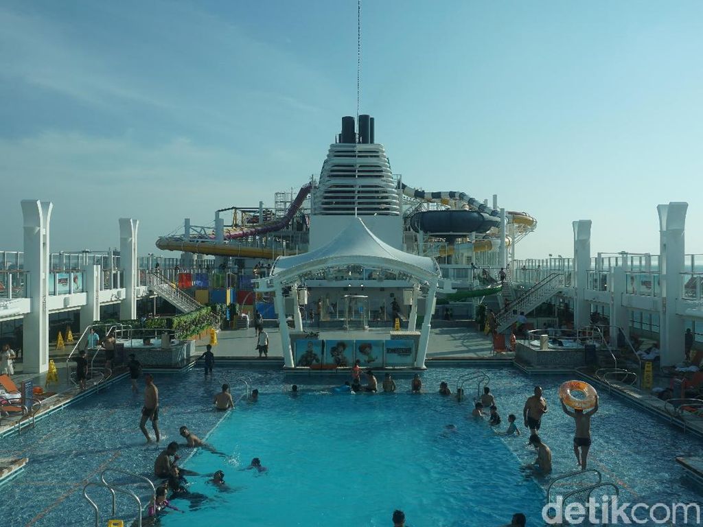Serunya Menjajal Seluncuran Air di Dream Cruise! Serunya Menjajal Seluncuran Air di Dream Cruise!