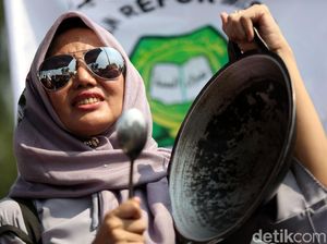 Emak-emak Bawa Wajan Demo di Istana