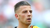 Selama beberapa bulan terakhir bek Tottenham Hotspur Toby Alderweireld sudah dihubung-hubungkan dengan MU. Rumor kini kian santer setelah Alderweireld mempertanyakan kurangnya menit bermain bersama Spurs musim lalu. (Foto: Clive Rose/Getty Images)