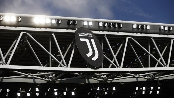 The picture shows the new logo of Juventus before the Italian Serie A football match Juventus Vs Cagliari on August 19, 2017 at the Allianz Stadium in Turin. / AFP PHOTO / Marco BERTORELLO