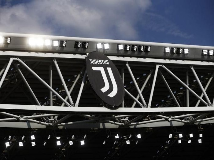 The picture shows the new logo of Juventus before the Italian Serie A football match Juventus Vs Cagliari on August 19, 2017 at the 'Allianz Stadium' in Turin. / AFP PHOTO / Marco BERTORELLO