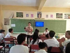 Gendong dan Jaga Bayi Murid Selama Ujian, Guru Ini Jadi Viral