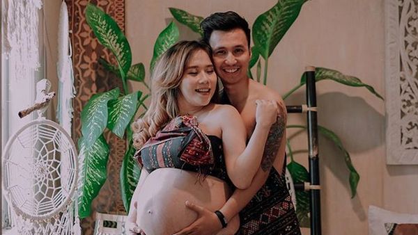 Dengan Balutan Kain Ulos Cherly Juno Pamerkan Perut Buncit