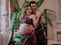 Dengan Balutan Kain Ulos Cherly Juno Pamerkan Perut Buncit