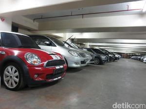 Garasi Ini Dipenuhi Mobil Mewah Koruptor Garasi Ini Dipenuhi Mobil Mewah Koruptor