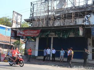 Dealer Motor Terbakar di Blitar, Kerugian Capai Rp 6 Miliar Dealer Motor Terbakar di Blitar, Kerugian Capai Rp 6 Miliar