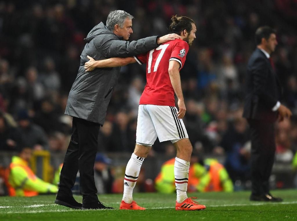 Salam Perpisahan Mourinho untuk Blind Salam Perpisahan Mourinho untuk Blind