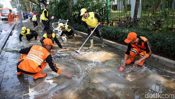 Aksi Pasukan Oranye dan Damkar Bersihkan Trotoar Monas