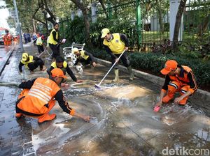 Aksi Pasukan Oranye dan Damkar Bersihkan Trotoar Monas