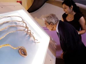 Momen Ketika Kuku Jari Terpanjang Sedunia Dipotong Pemiliknya