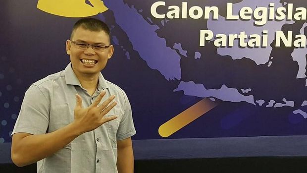 Chris John maju menjadi Caleg untuk Partai Nasdem. (