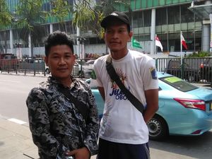 Cerita Warga Patungan Bendera Negara Asian Games Bertiang Bambu