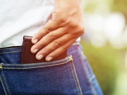 Sayangi Punggung, Bawa Dompet Jangan Tebal-Tebal Agar Tak Kena Skoliosis