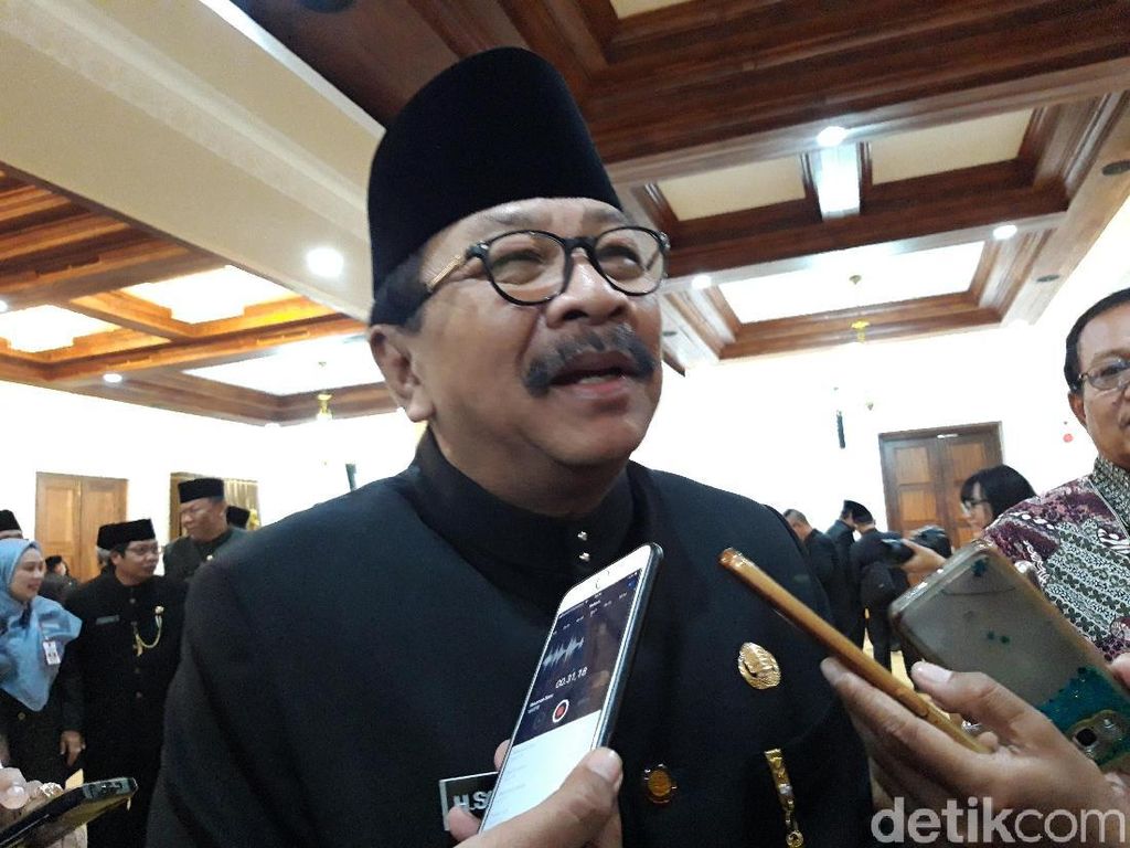 Naikkan UMK Tiap Daerah, Pakdhe Karwo Pakai Asas Keadilan Naikkan UMK Tiap Daerah, Pakdhe Karwo Pakai Asas Keadilan