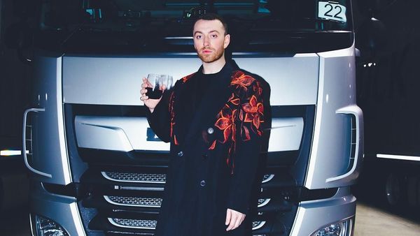 Penampilan Sam Smith yang Makin Feminin, Dari Eyeliner Sampai High-heels