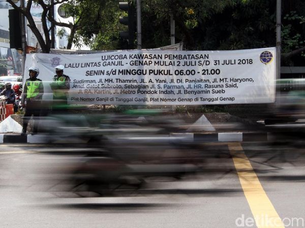Polisi terus Gencar Sosialisasikan Ganjil Genap di Jalan