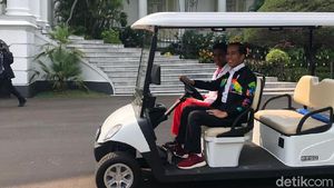 Momen Jokowi Ajak Lalu Muhammad Zohri Keliling Istana Bogor