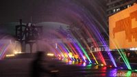 Air Mancur Warna-warni Percantik Gedung DPR