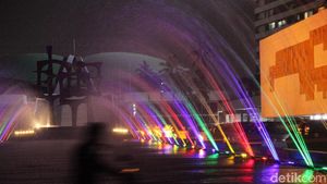 Air Mancur Warna-warni Percantik Gedung DPR