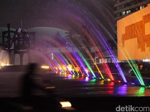 Air Mancur Warna-warni Percantik Gedung DPR