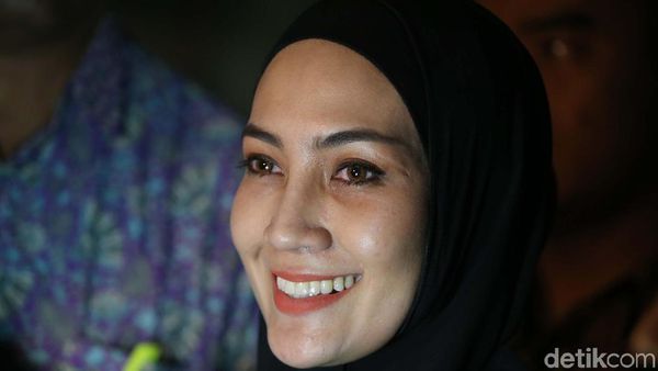 12 Jam Diperiksa, Steffy Burase Tinggalkan KPK
