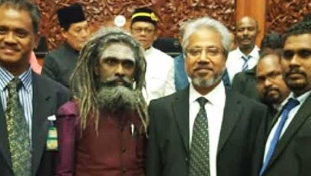 Cendekiawan Hindu, Arunachalanandaji, yang diduga hantu berfoto bersama Waythamoorthy yang baru dilantik sebagai senator