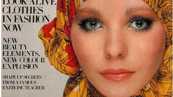 Potret Model Pakai Scarf Seperti Hijab Muncul di Sampul Vogue Tahun 60-an