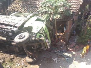Tak Kuat Menanjak Truk Timpa Rumah di Kudus