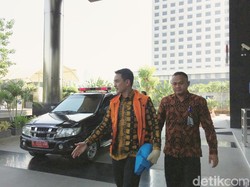 Tangan Kiri Zumi Zola Diperban Saat Diperiksa KPK, Kenapa?
