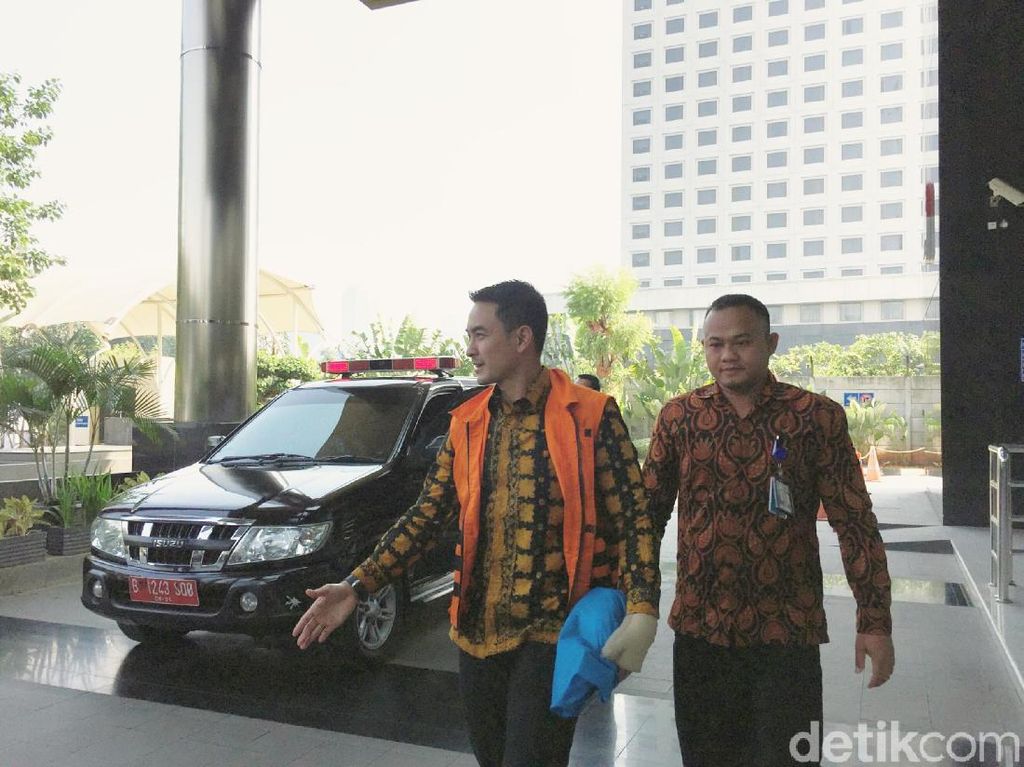 Tangan Kiri Zumi Zola Diperban Saat Diperiksa KPK, Kenapa? Tangan Kiri Zumi Zola Diperban Saat Diperiksa KPK, Kenapa?