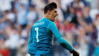 Chelsea dikabarkan siap melepas Thibaut Courtois. Kiper asal Belgia itu tengah menjadi incaran utama Real Madrid di bursa transfer musim panas ini. Kabarnya, Madrid menawar sebesar 40 juta euro untuk pemain yang kontraknya bakal habis tahun depan itu. (Foto: Lee Smith/Reuters)
