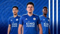 Leicester City yang baru berganti apparel dari Puma ke Adidas kali ini punya corak garis diagonal yang sekilas tak terlihat oleh mata. Tiga garis khas Adidas terlihat di bagian bahu. (Foto: footyheadlines)