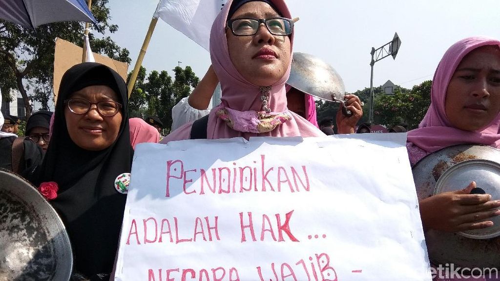 Beragam Tuntutan di Demo The Power of Emak-emak Beragam Tuntutan di Demo The Power of Emak-emak