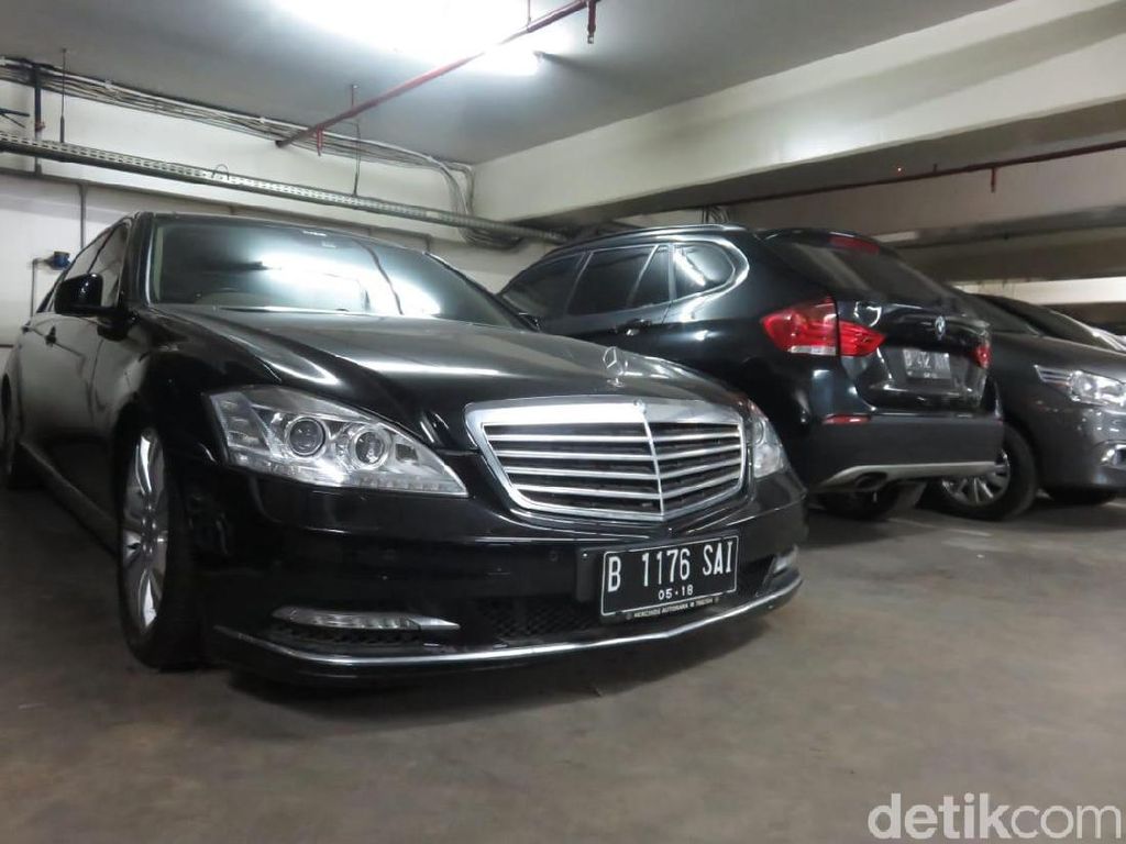 Toyota Crown dan Mercy Bekas Akil Mochtar Tak Laku Dilelang Toyota Crown dan Mercy Bekas Akil Mochtar Tak Laku Dilelang