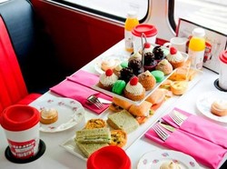 Uniknya Tradisi Minum Teh Sambil Naik Bus di Inggris