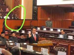 Viral Foto Sosok Diduga Hantu di Parlemen Malaysia, Ternyata... Viral Foto Sosok Diduga Hantu di Parlemen Malaysia, Ternyata...