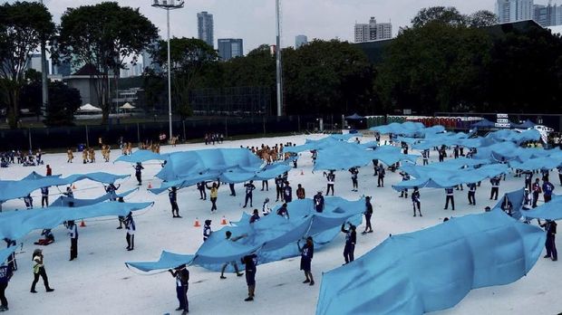 Para penari melakukan latihan jelang acara pembukaan Asian Games 2018.