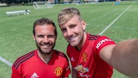 Juan Mata dan Luke Shaw berswafoto saat latihan dengan mengenakan jersey terbarunya. (Foto: Twitter @ManUtd)