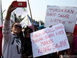 Tahu dari Facebook, Emak-emak Ini Kumpul Aksi di Depan Istana