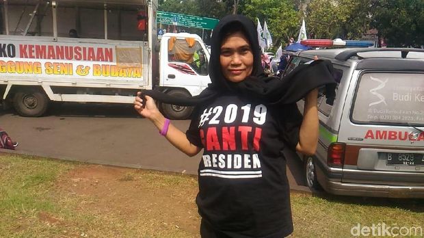 Kaus #2019GantiPresiden Warnai Aksi Emak-emak di Depan Istana