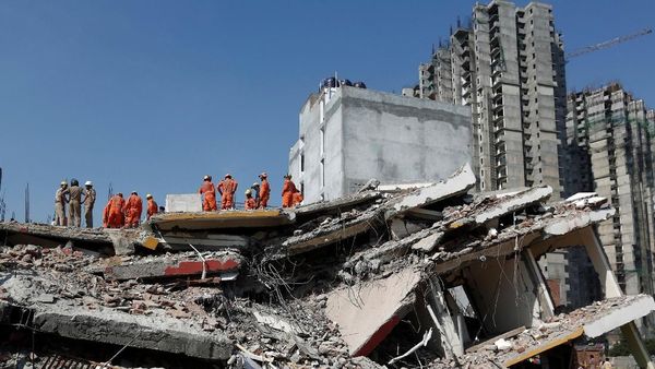 Foto: Runtuhnya Gedung 6 Lantai yang Sedang Dibangun di India