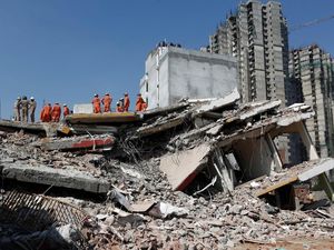 Foto: Runtuhnya Gedung 6 Lantai yang Sedang Dibangun di India