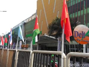 Foto: Bendera Peserta Asian Games yang Diikat Bambu Dipasang Lagi