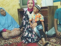 Istri Arinal Berikan Kaki Palsu untuk Bocah Difabel di Lampung