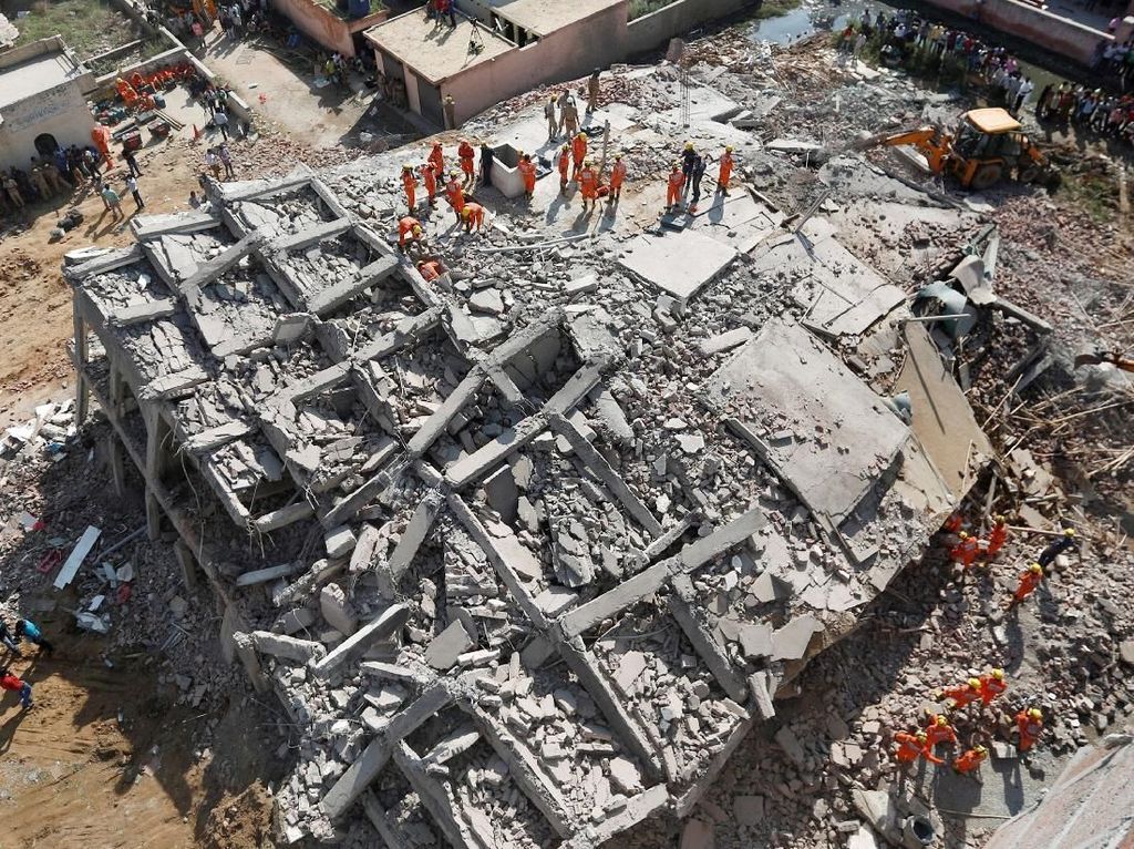 Korban Terjebak Reruntuhan Bangunan Roboh di India