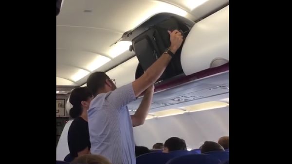 Foto: Viral Pria Susah Payah Taruh Bagasi, Ternyata Salah Posisi