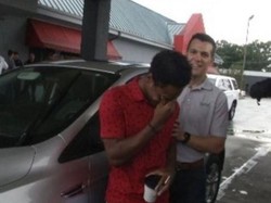 Kisah Viral Bos Beri Mobil ke Pegawai yang Jalan Kaki 32 KM