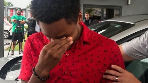 Foto: Pegawai Diberi Mobil oleh Bos Usai Jalan Kaki 32 Km